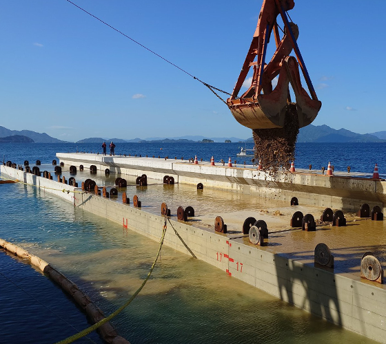海底を整える浚渫工事